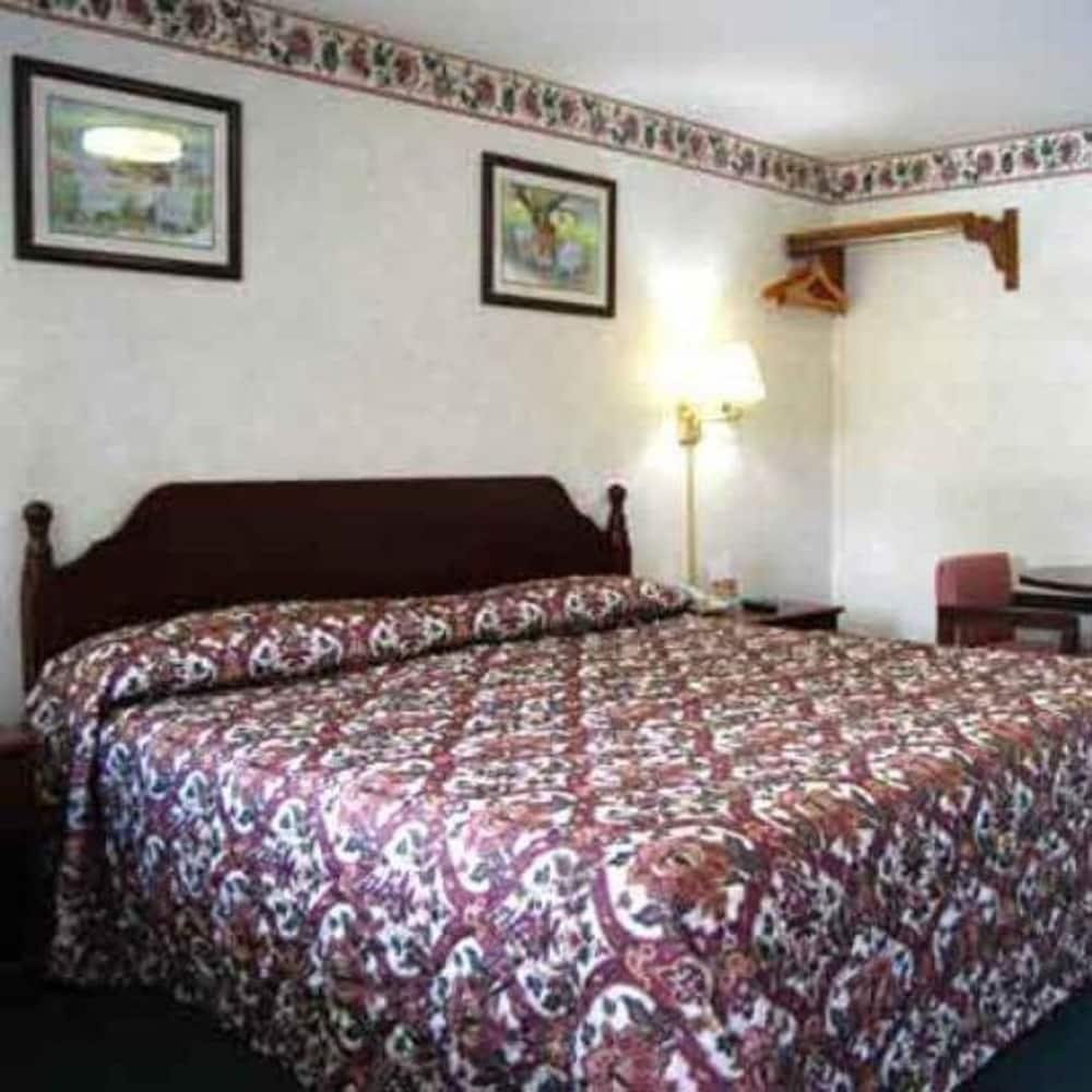 Lenox Inn Exterior photo