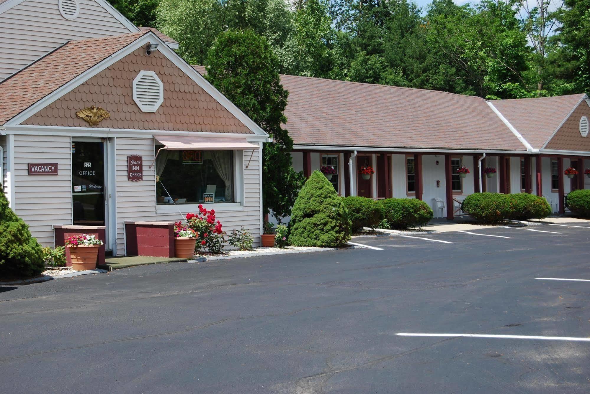 Lenox Inn Exterior photo